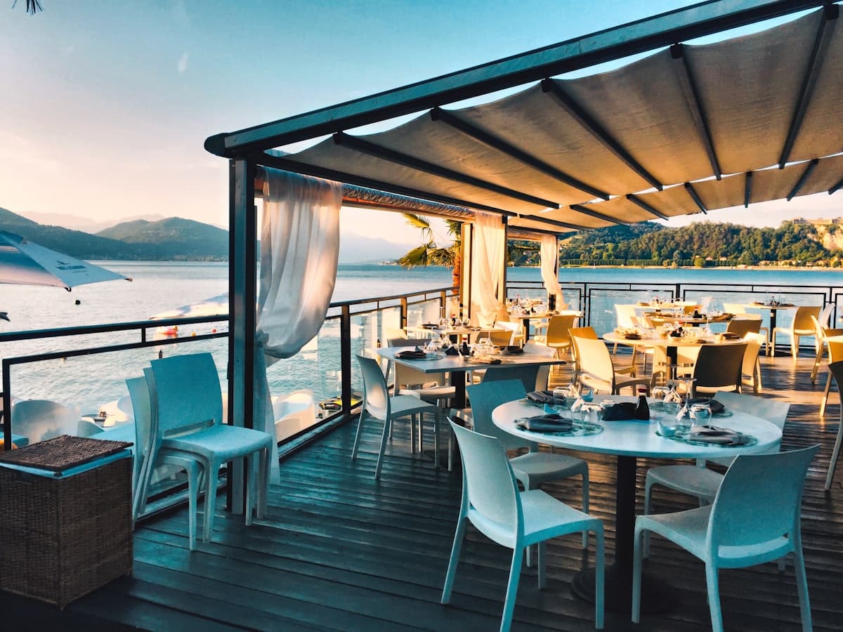 Intimate cafe-bar dining atmosphere